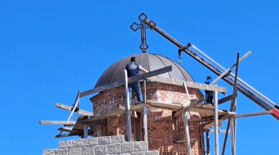 (Фото) Осветен крстот на црквата „Св. Варвара“ која е во изградба