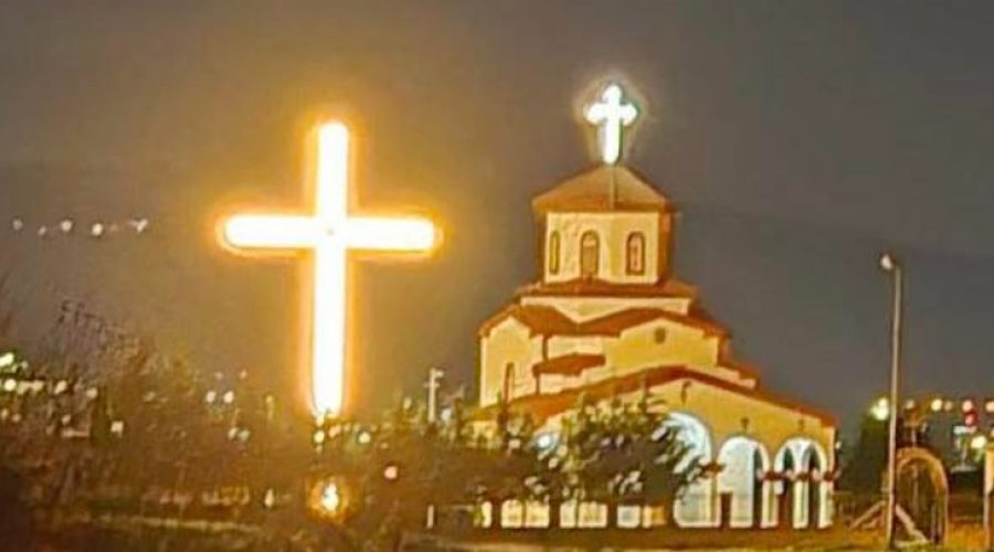 (Фото) Блесна светиот крст во дворот на црквата „Св. 40 маченици“