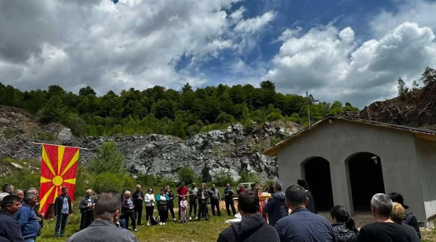 Осветен крстот на црквата „Св. Никола Летен“ во село Кнежево