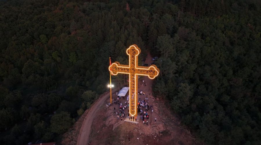 (Фото) Симбол на верата и заедништвото: Осветување на крстот во Мартиница