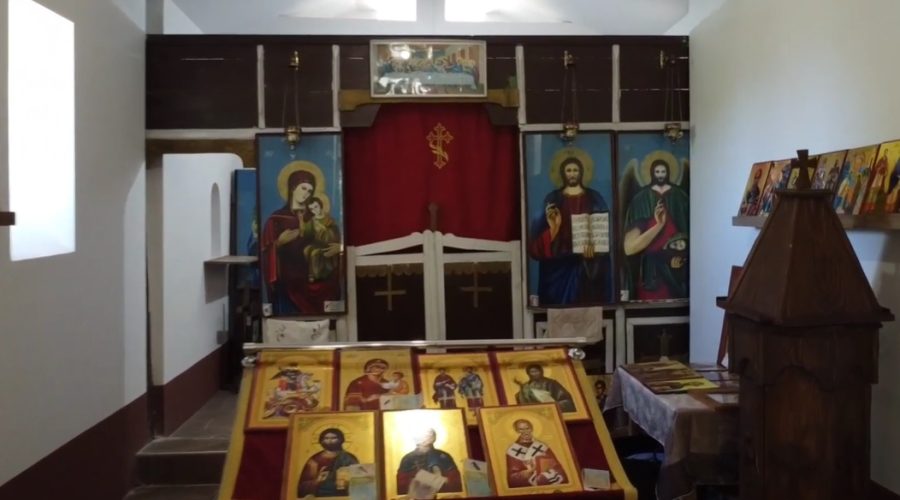 (Видео) Свето и лековито место: Преспал во црквата „Света Петка“ и се измил со вода, по што почнал да оди