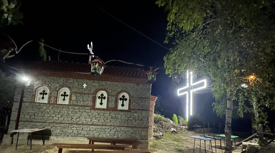 (Фото) Ново осветлување и нова боја за металниот крст на Манастирот „Св. Јован Крстител“ кај Маркова Чешма