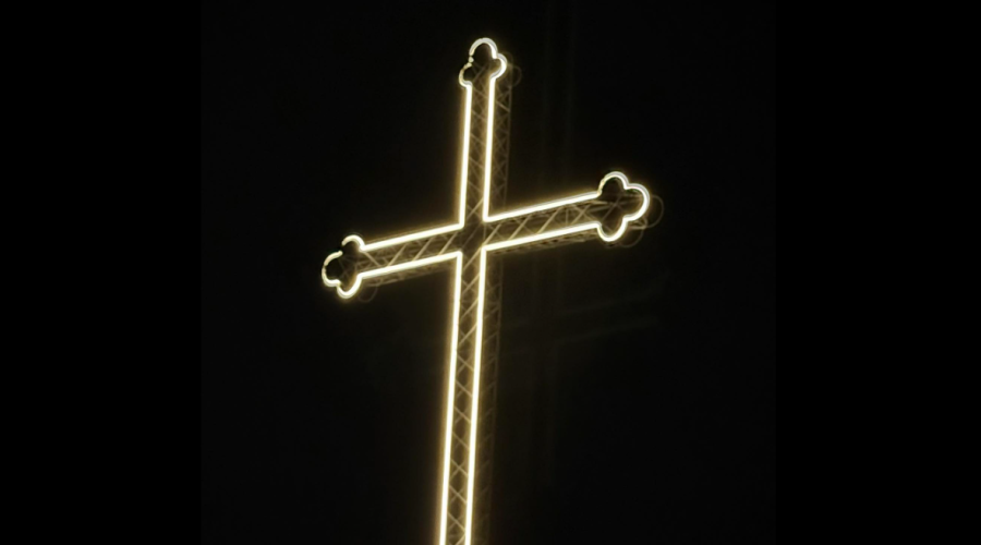 (ФОТО) Симбол на вера, надеж и љубов: Уште еден 21-метарски крст почна да свети над Скопје