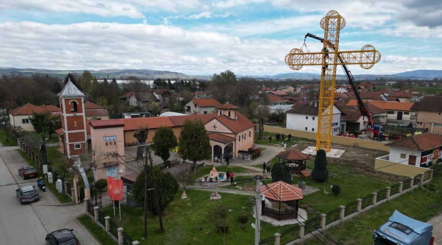(ФОТО+ВИДЕО) Симбол на верата и заедништвото: Поставен голем крст во Трубарево