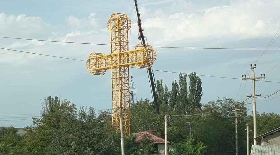(ФОТО) Висок свет крст поставен во Студена Бара: Нов симбол на верата и надежта